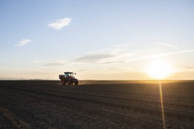 Traktör yapay gübre yayıyor. Ulaşım, tarım.