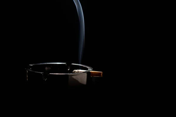 Närbild Cigarett Askfat Med Vacker Wisp Rök — Stockfoto