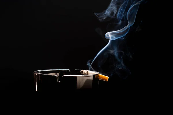 Closeup Cigaretu Popelník Krásnou Pramínek Kouře — Stock fotografie
