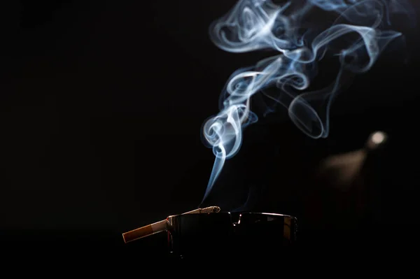 Närbild Cigarett Askfat Med Vacker Wisp Rök — Stockfoto