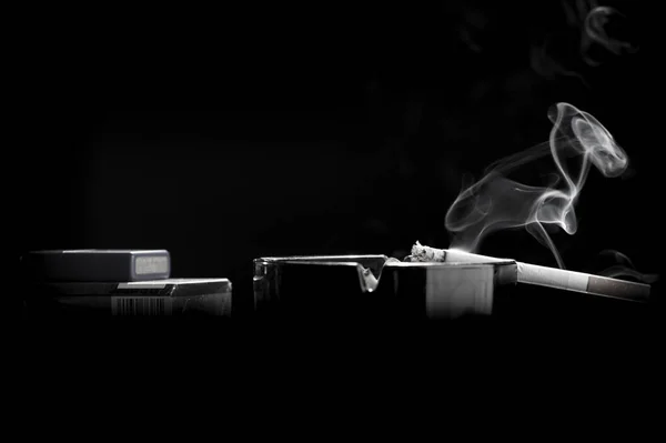 Fechar Cigarro Cinzeiro Com Uma Bela Pitada Fumaça — Fotografia de Stock