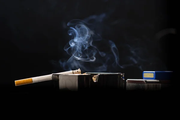 Fechar Cigarro Cinzeiro Com Uma Bela Pitada Fumaça — Fotografia de Stock