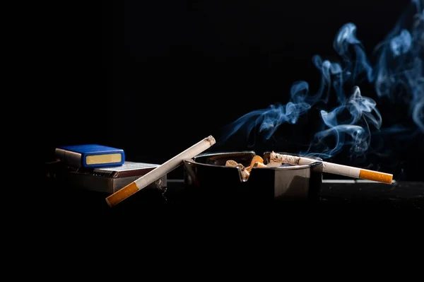 Nahaufnahme Einer Zigarette Auf Dem Aschenbecher Mit Einem Schönen Hauch — Stockfoto