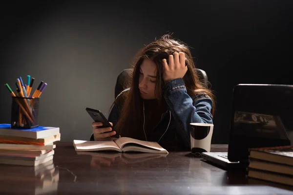 Estudante Sentada Com Pés Uma Mesa Uma Chave Mensagem Telefone — Fotografia de Stock