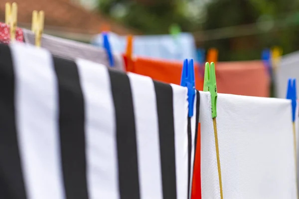 Ropa Colorida Que Cuelga Para Secar Una Línea Lavandería Camisetas — Foto de Stock