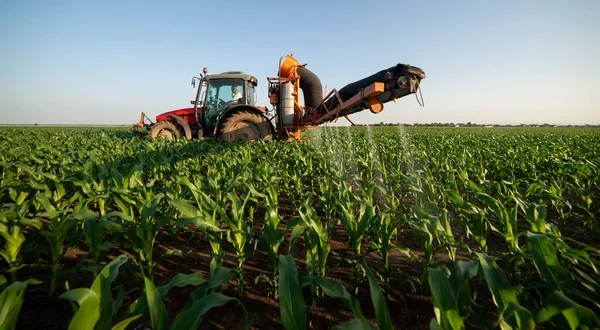 农用领域喷洒杀虫剂除草剂的拖拉机施肥场 — 图库照片