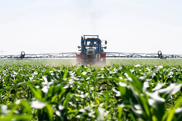Traktor Besprutning Gödsling Fält Med Insekticid Herbicid Kemikalier Jordbruket Fält — Stockfoto