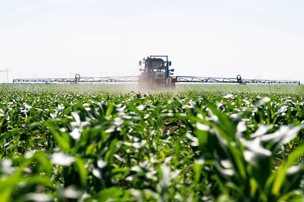 Ladang Pupuk Semprotan Traktor Dengan Bahan Kimia Herbisida Insektisida Bidang Stok Gambar Bebas Royalti