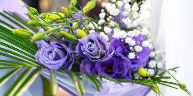 Bir buket mor gül ve beyaz çigila..