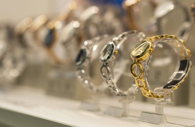 Lüks kadın saatleri mağazada