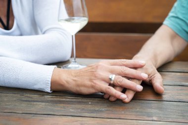 Sevgi ve özen gösteren, birbirine dokunan çiftlerin yakın çekimi. Birlikte yakın bir an..