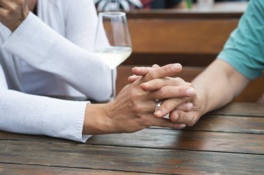 Sevgi ve özen gösteren, birbirine dokunan çiftlerin yakın çekimi. Birlikte yakın bir an..