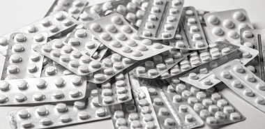 Beyaz arka planda tabletler. Kapsülleri kapatın. Farklı tür ilaçlar.. 