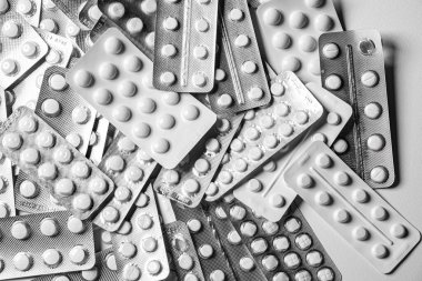 Beyaz arka planda tabletler. Kapsülleri kapatın. Farklı tür ilaçlar.. 
