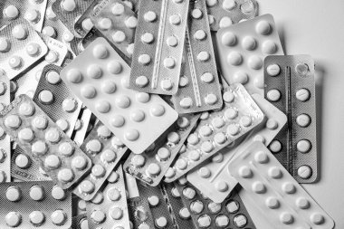 Beyaz arka planda tabletler. Kapsülleri kapatın. Farklı tür ilaçlar.. 