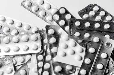 Beyaz arka planda tabletler. Kapsülleri kapatın. Farklı tür ilaçlar.. 