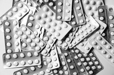 Beyaz arka planda tabletler. Kapsülleri kapatın. Farklı tür ilaçlar.. 