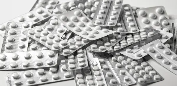 Beyaz arka planda tabletler. Kapsülleri kapatın. Farklı tür ilaçlar.. 