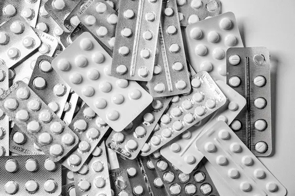 Beyaz arka planda tabletler. Kapsülleri kapatın. Farklı tür ilaçlar.. 