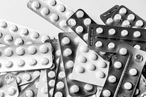 Beyaz arka planda tabletler. Kapsülleri kapatın. Farklı tür ilaçlar.. 