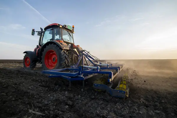 Traktor Yang Bekerja Ladang Mempersiapkan Lahan Untuk Penanaman Sawah Yang Stok Foto Bebas Royalti