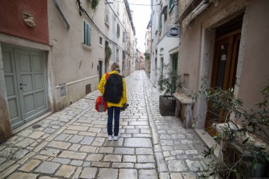 Bir Akdeniz ülkesinde küçük bir kaldırımlı sokak. Güzel pencere panjurları. Rovinj, Istrian Yarımadası, Hırvatistan 