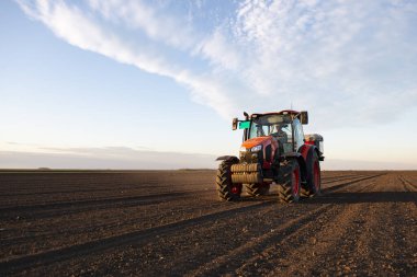 Traktör yapay gübre yayıyor. Ulaşım, tarım.