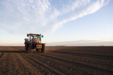 Traktör yapay gübre yayıyor. Ulaşım, tarım.