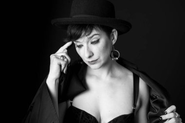 Siyah arka planda siyah şapkalı, ağlayan ve çaresiz bir kadın. Kötü duygular kavramı. Siyah ve beyaz