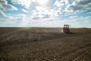 Traktör yapay gübre yayıyor. Ulaşım, tarım.