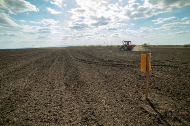Traktör yapay gübre yayıyor. Ulaşım, tarım.