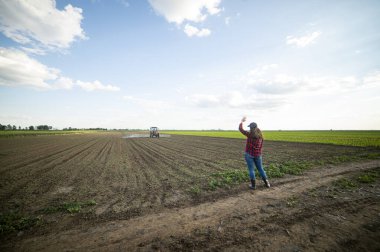 Genç kadın çiftçi baharda tarlada