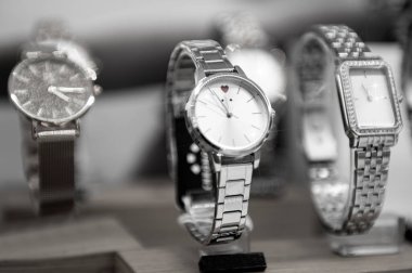 Mağazadaki lüks saatler