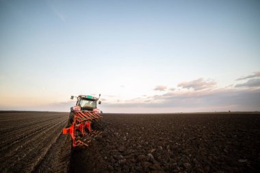 Traktör sürme tarlaları ekime hazırlık arazisi 