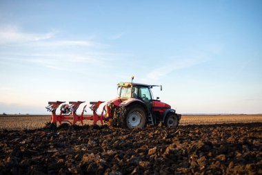 Traktör sürme tarlaları ekime hazırlık arazisi 