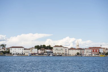 Porec şehrinin deniz manzarası. İstriya Yarımadası, Hırvatistan