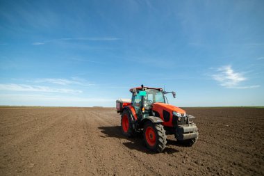 Traktör yapay gübre yayıyor. Ulaşım, tarım.