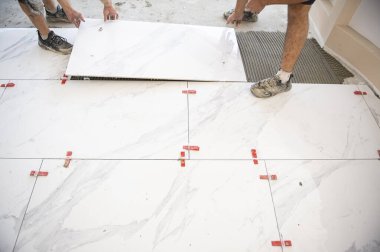 Seramik fayanslar. Seramik beyaz fayanslar tutkal üzerine serpiştirilmiş. 