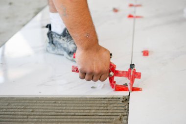 Seramik fayanslar. Seramik beyaz fayanslar tutkal üzerine serpiştirilmiş. 