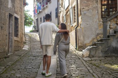 Bir çift Akdeniz 'de küçük bir ortaçağ kasabasında geziniyor. Açık ve güneşli bir gün. Groznjan, sanatçılar şehri, Hırvatistan