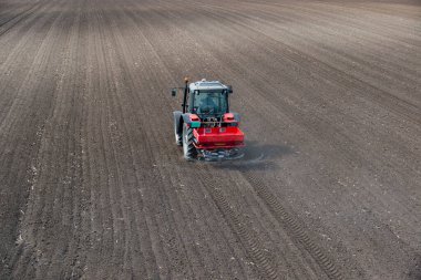 Traktör yapay gübre yayıyor. Ulaşım, tarım.