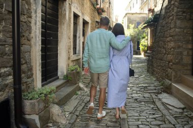 Bir çift Akdeniz 'de küçük bir ortaçağ kasabasında geziniyor. Açık ve güneşli bir gün. Groznjan, sanatçılar şehri, Hırvatistan