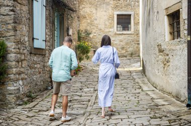 Bir çift Akdeniz 'de küçük bir ortaçağ kasabasında geziniyor. Açık ve güneşli bir gün. Groznjan, sanatçılar şehri, Hırvatistan