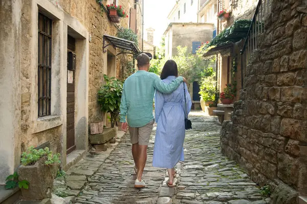 Bir çift Akdeniz 'de küçük bir ortaçağ kasabasında geziniyor. Açık ve güneşli bir gün. Groznjan, sanatçılar şehri, Hırvatistan