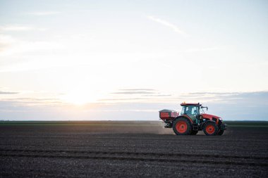 Traktör yapay gübre yayıyor. Ulaşım, tarım.