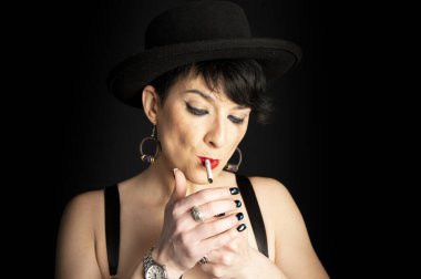 Genç ve güzel bir kadın sigara yakıyor. Kötü duygular