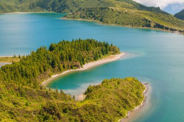 Lagoa do Fogo So Miguel Adası, Azores 'de yer almaktadır. Doğa koruma alanı olarak sınıflandırılır ve Azores 'in en güzel gölüdür.