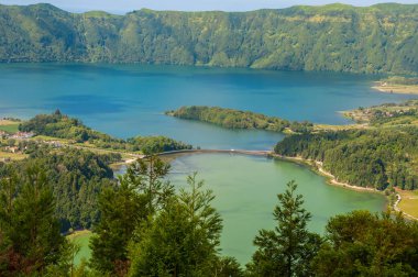 Lagoa das Sete Cidades, So Miguel, Azores adasında yer alır ve sularının yeşil ve mavi renkleriyle karakterize edilir.