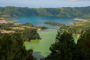 Lagoa das Sete Cidades, So Miguel, Azores adasında yer alır ve sularının yeşil ve mavi renkleriyle karakterize edilir.