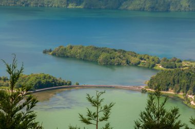 Lagoa das Sete Cidades, So Miguel, Azores adasında yer alır ve sularının yeşil ve mavi renkleriyle karakterize edilir.